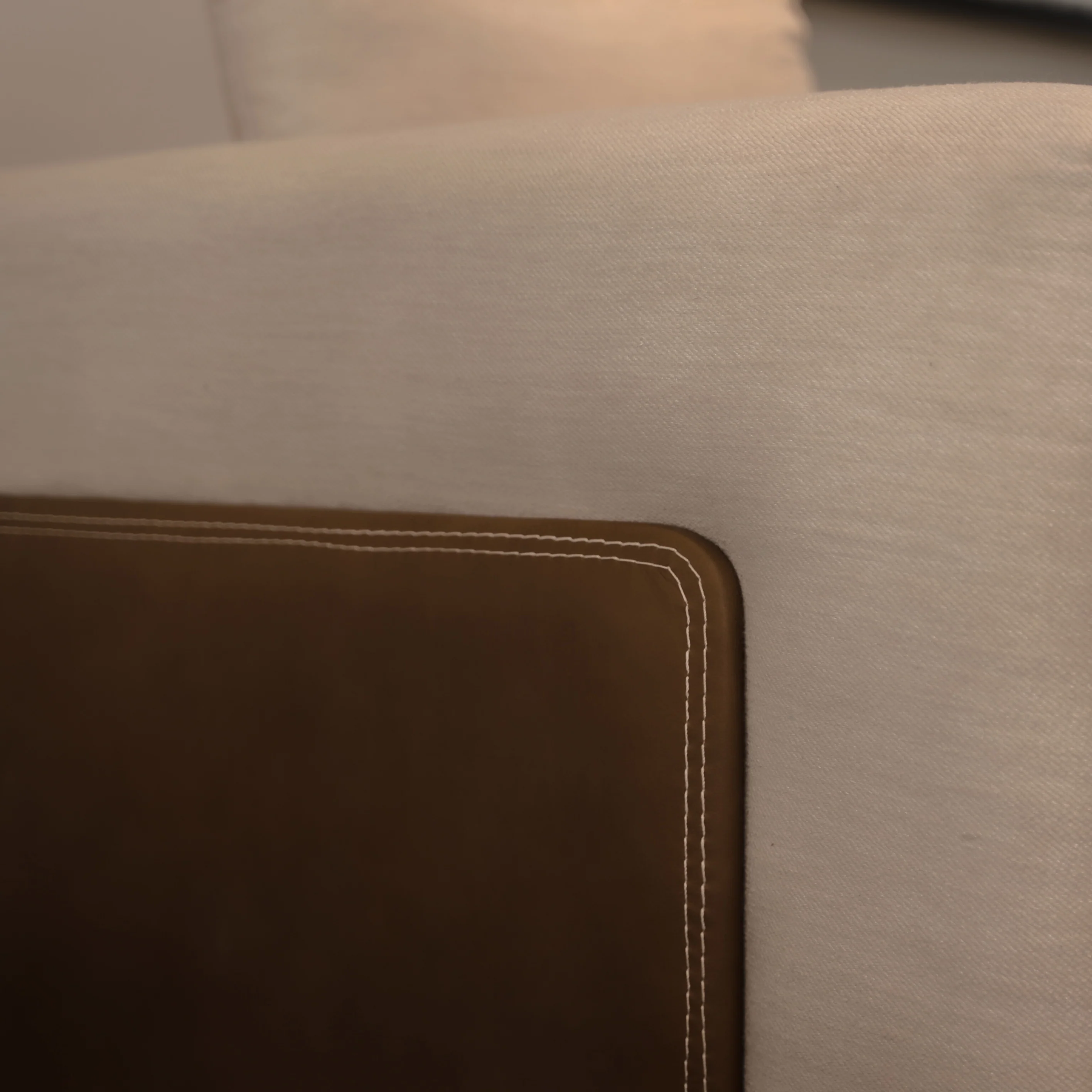 HUGO SOFA - Image 2